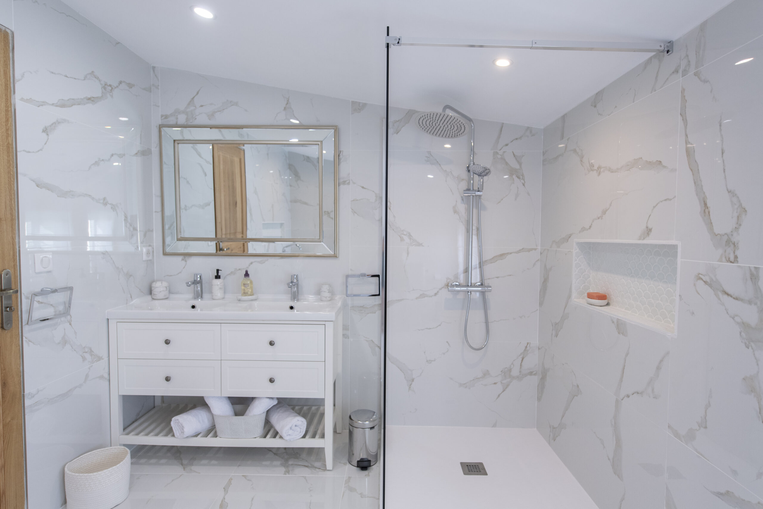 bastidedeslavandins-le-thor-provence-mariage-séminaires-lavandes-salledebain-marbre